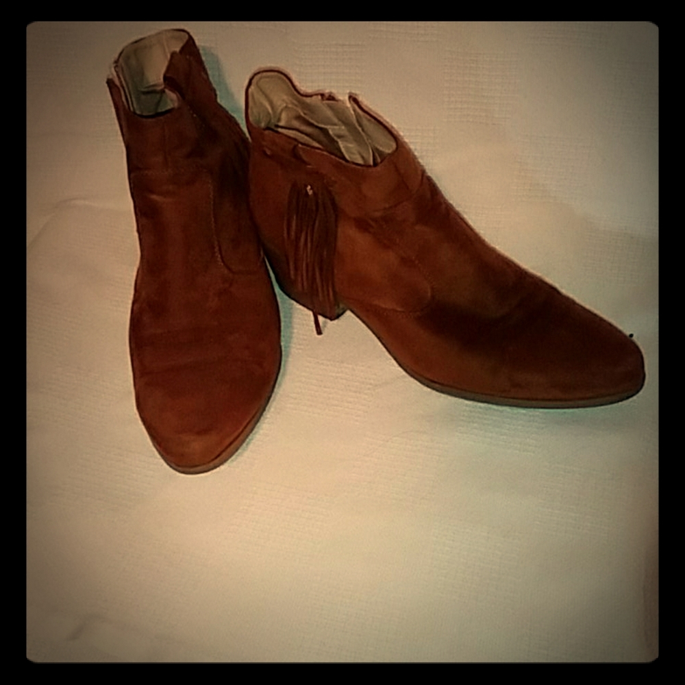 Boots with fringe